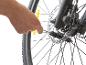 Nettoyage d'un disque de frein de vélo avec une brosse.