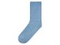 Une paire de chaussettes bleu clair.