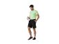 Homme en t-shirt et short de sport tenant une gourde.