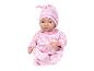 Poupée bébé en pyjama rose à motifs et bonnet assorti.