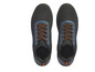 Des baskets noires Crivit avec des lacets oranges.