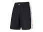 Shorts de basket noirs avec des détails blancs et orange.