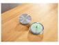 Couvercles métalliques pour bocaux, un avec insert vert, sur une table en bois.