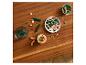 Blocs de construction dans des bols et sur une assiette, sur une table en bois.