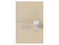 Ensemble de tapis de bain beiges avec toilettes blanches sur fond beige.