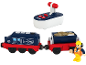 Train jouet télécommandé avec locomotive bleue, wagon de marchandises et figurine d'ouvrier.