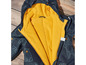 Une veste d'hiver bleue à imprimé ours avec une doublure jaune.