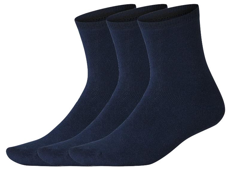 Trois chaussettes bleu foncé, disposées en diagonale sur fond blanc.