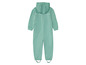 Une combinaison de pluie verte à capuche pour enfants.