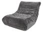 Fauteuil de salon gris rembourré avec un design texturé et plissé