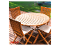 Table et chaises pliantes en teck pour l'extérieur.