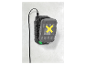 Chargeur de batterie Parkside X20Team fixé au mur, avec un X jaune dessus.