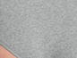 Détail de sous-vêtements gris côtelés.