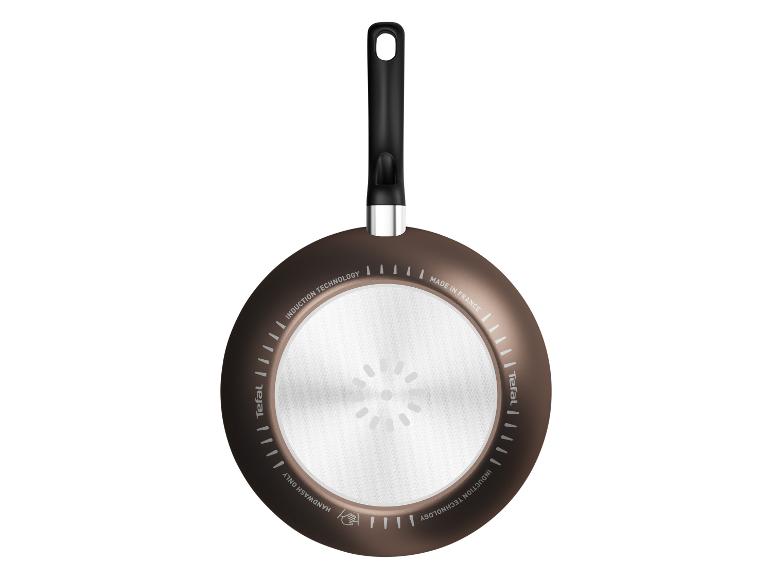 Poêle Tefal marron avec les inscriptions « INDUCTION TECHNOLOGY » et « HANDWASH ONLY ».