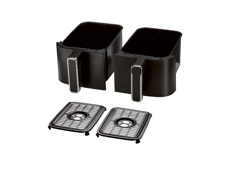 Deux paniers de friteuse à air noirs et deux plateaux de cuisson perforés sur fond blanc.