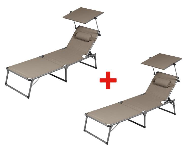 Deux chaises longues pliantes avec parasols.
