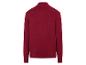 Un pull rouge foncé à col montant.