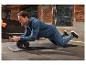 Homme en chaussures de sport pour hommes CRIVIT s'entraînant sur un tapis.