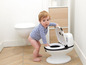 Un bébé utilisant un petit pot avec un design panda.