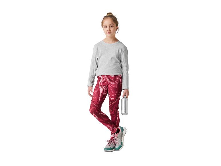 Fille en tenue de sport avec une gourde.