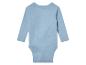 Un body bébé à manches longues bleu clair.