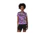Femme en t-shirt de sport violet à motifs et short noir.