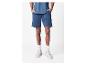 Shorts et t-shirt décontractés bleus pour homme avec baskets beiges.
