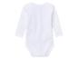 Un body blanc à manches longues pour bébé.