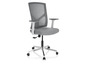 Une chaise de bureau grise avec des accoudoirs blancs et un dossier en mesh.
