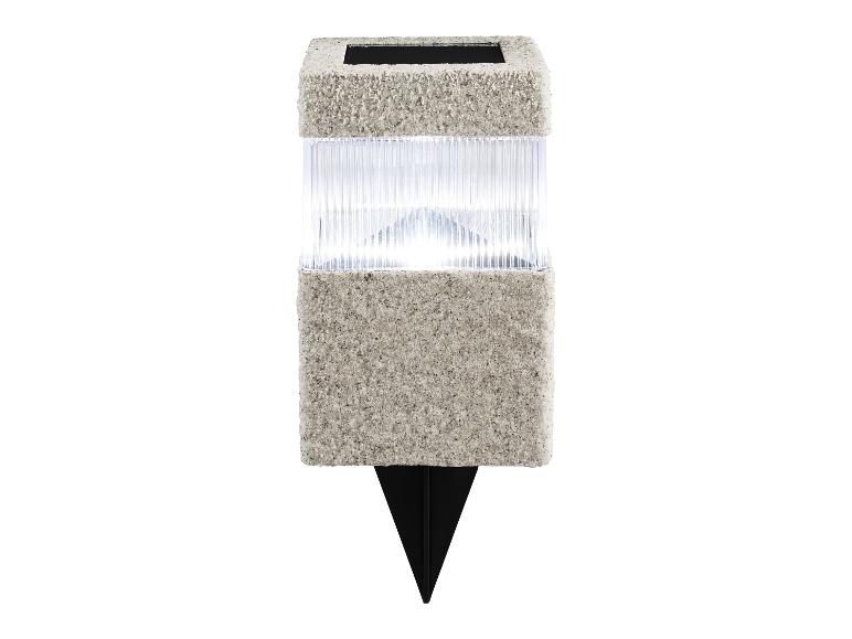 Lampe de jardin solaire avec un boîtier carré couleur sable et un piquet de terre noir.