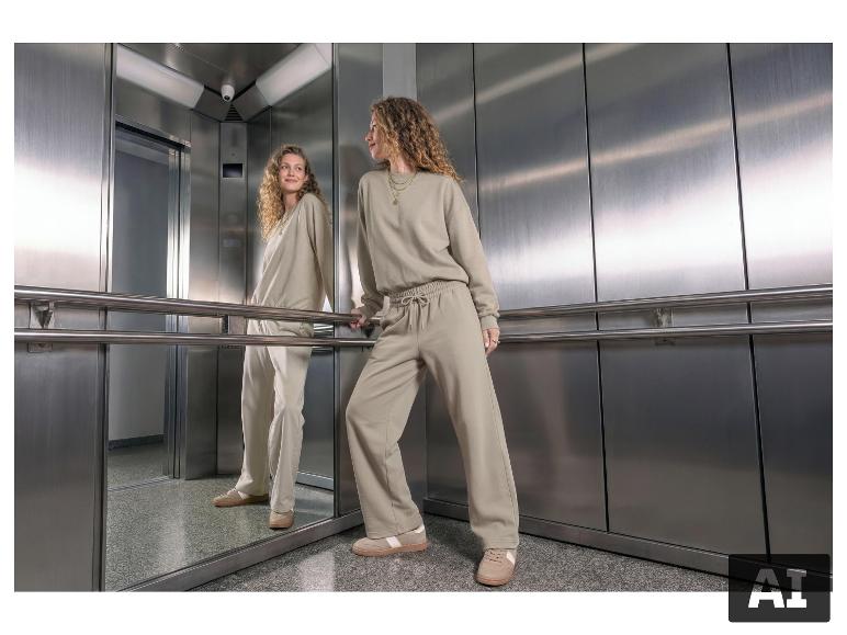 ESMARA® Pantalon de survêtement femme: Femme en survêtement beige et pull dans un ascenseur. [image générée par l'IA]