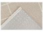 Tapis beige à motifs rayés et géométriques, avec le dessous visible.