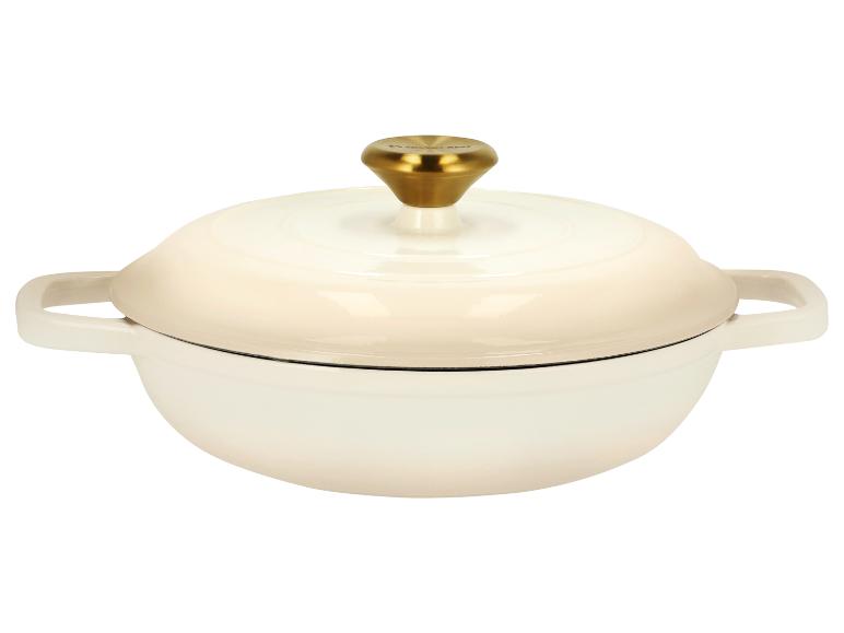 Cocotte en fonte émaillée crème avec couvercle et bouton doré.