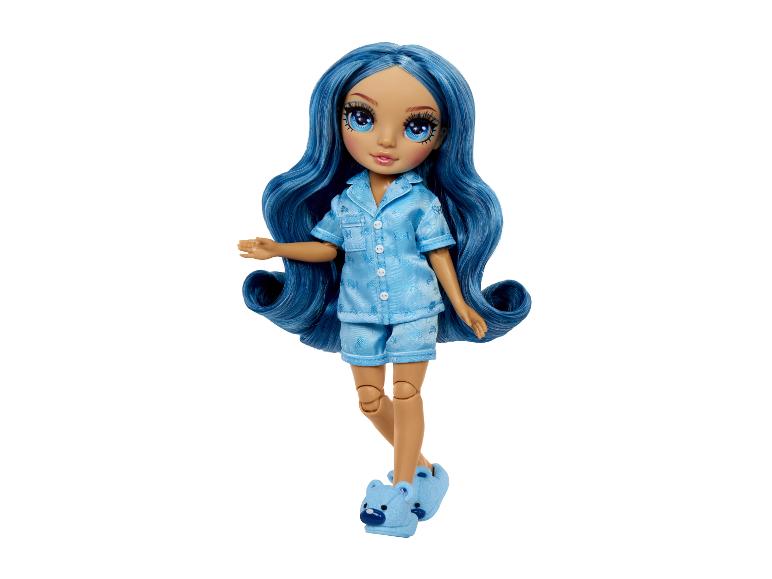 Une poupée Rainbow High aux cheveux bleus en pyjama bleu et chaussons.