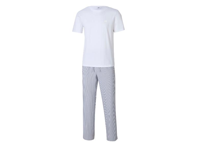 T-shirt blanc homme et pantalon de pyjama rayé.