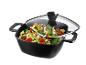 Cocotte carrée noire avec couvercle en verre, remplie de pâtes et de légumes frais.