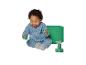 Bébé souriant en grenouillère bleue jouant avec des blocs de construction verts.