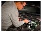 Homme utilisant la lampe de travail LIVARNO® »The Mechanic« pour éclairer un moteur de voiture.