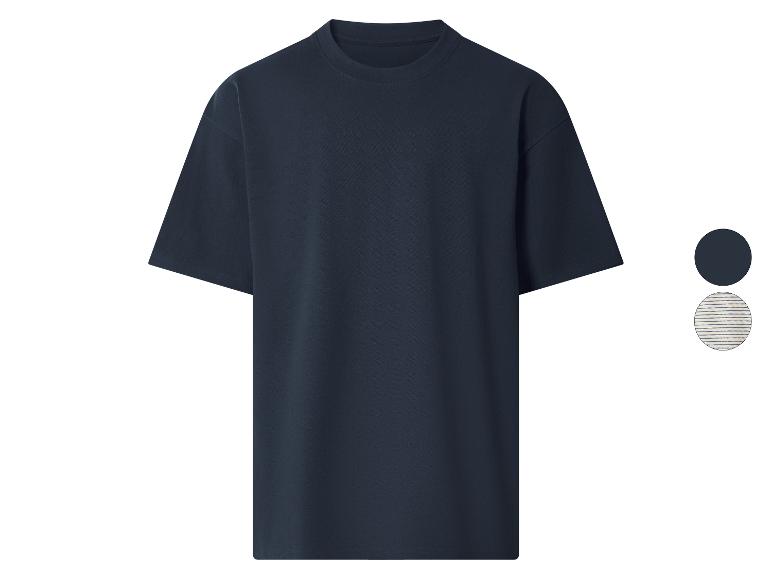 T-shirt bleu marine à manches courtes et col rond, avec des échantillons de couleurs unies et rayées.