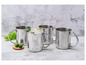 Quatre tasses en acier inoxydable avec un dessous de verre en bois