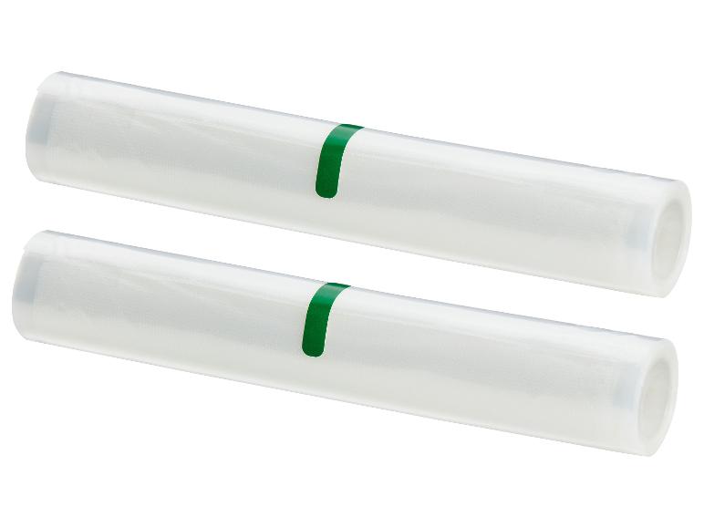 Deux rouleaux de film transparent pour machine sous vide avec étiquettes vertes.