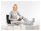 Une femme utilise un appareil de compression pour ses jambes.
