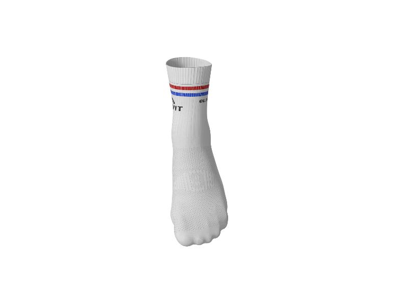 Chaussette de sport blanche avec des rayures rouges et bleues et un logo noir.