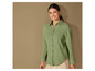 Une femme portant une chemise verte à manches longues.