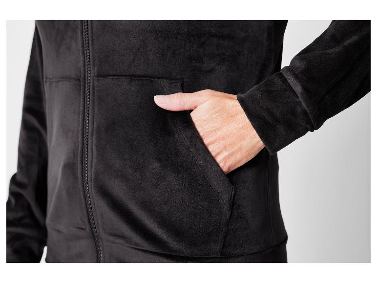 Sweat-shirt noir à fermeture éclair et poches.