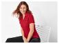Polo rouge et jeans : vêtements pour femmes.