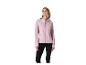 Femme en veste softshell rose et pantalon noir, souriante et regardant sur le côté.
