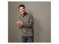 Un homme portant un sweat-shirt à fermeture éclair marron avec des détails contrastés aux coudes.