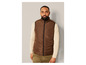 Homme portant un gilet matelassé brun et un pull beige