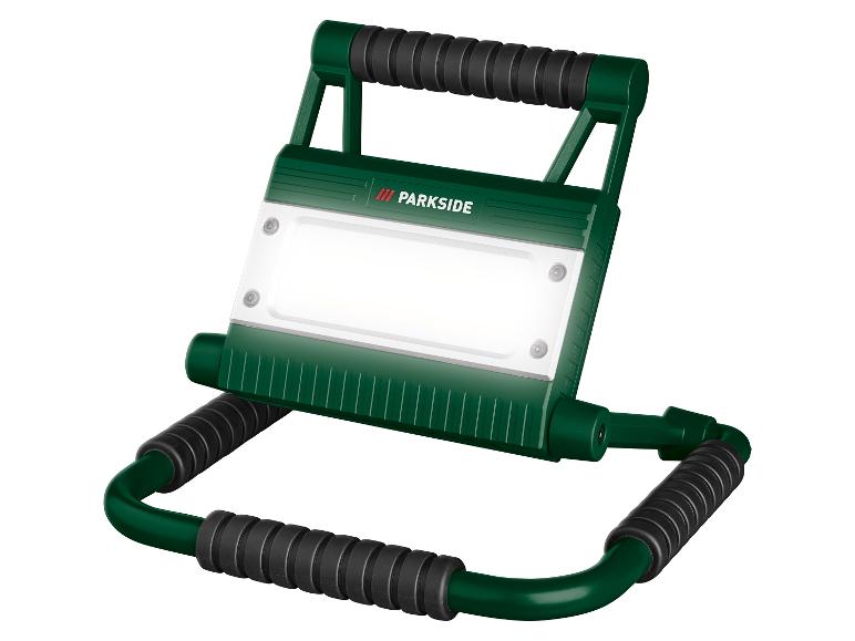 Lampe de travail LED verte avec poignée et support noirs, dotée d'un panneau lumineux blanc éclatant.